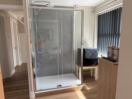 Double Room Room 1 | Free WiFi, bed sheets