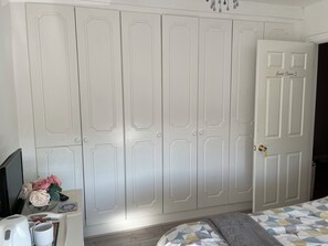Free WiFi, bed sheets - Chateau Julie (Liverpool)