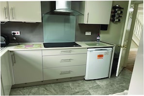 Full-size fridge, microwave, oven, stovetop