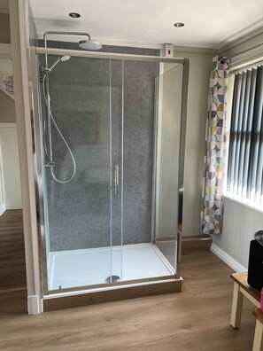 Double Room Room 1 | Free WiFi, bed sheets - Chateau Julie (Liverpool)