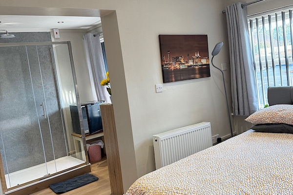 Double Room Room 1 | Free WiFi, bed sheets