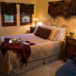 Individually decorated, individually furnished, blackout curtains - Country Inn Bed and Breakfast (Fort Bragg)