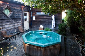 Outdoor spa tub - Country Inn Bed and Breakfast (Fort Bragg)