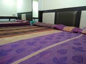 Free WiFi, bed sheets - Hotel Silver Palace - Hostel (New Delhi)