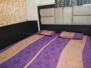 Deluxe Room, 1 Double Bed, Non Smoking | Free WiFi, bed sheets
