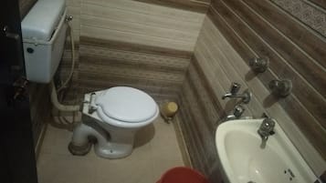 Shower, free toiletries, towels