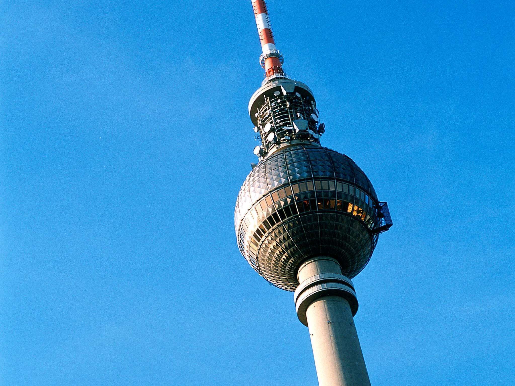 Una torre con una plataforma de observación esférica contra un cielo azul despejado.