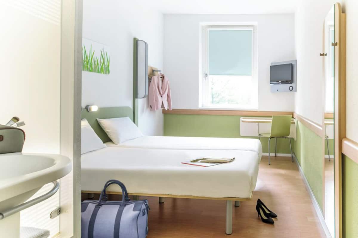 Room, 2 Twin Beds | Soundproofing, free WiFi, bed sheets