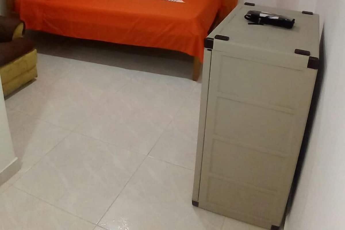 Chambre Standard double, 1 lit double, non-fumeur | Minibar, accès au Wi-Fi (inclus), literie fournie