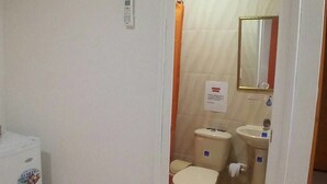 Douche, articles de toilette (gratuits), serviettes fournies