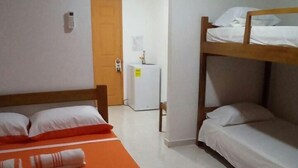 Chambre triple Standard, Plusieurs lits, non-fumeur | Minibar, accès au Wi-Fi (inclus), literie fournie
