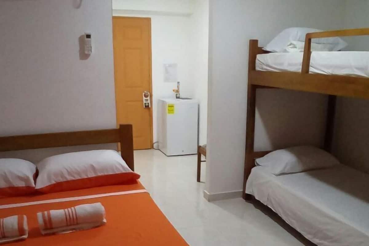 Chambre triple Standard, Plusieurs lits, non-fumeur | Minibar, accès au Wi-Fi (inclus), literie fournie