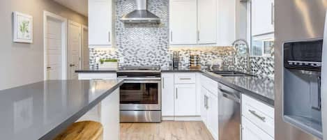 Geladeira, micro-ondas, fogão, cooktop