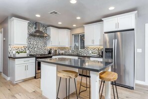 Kjøleskap, mikrobølgeovn, ovn og kokeplater