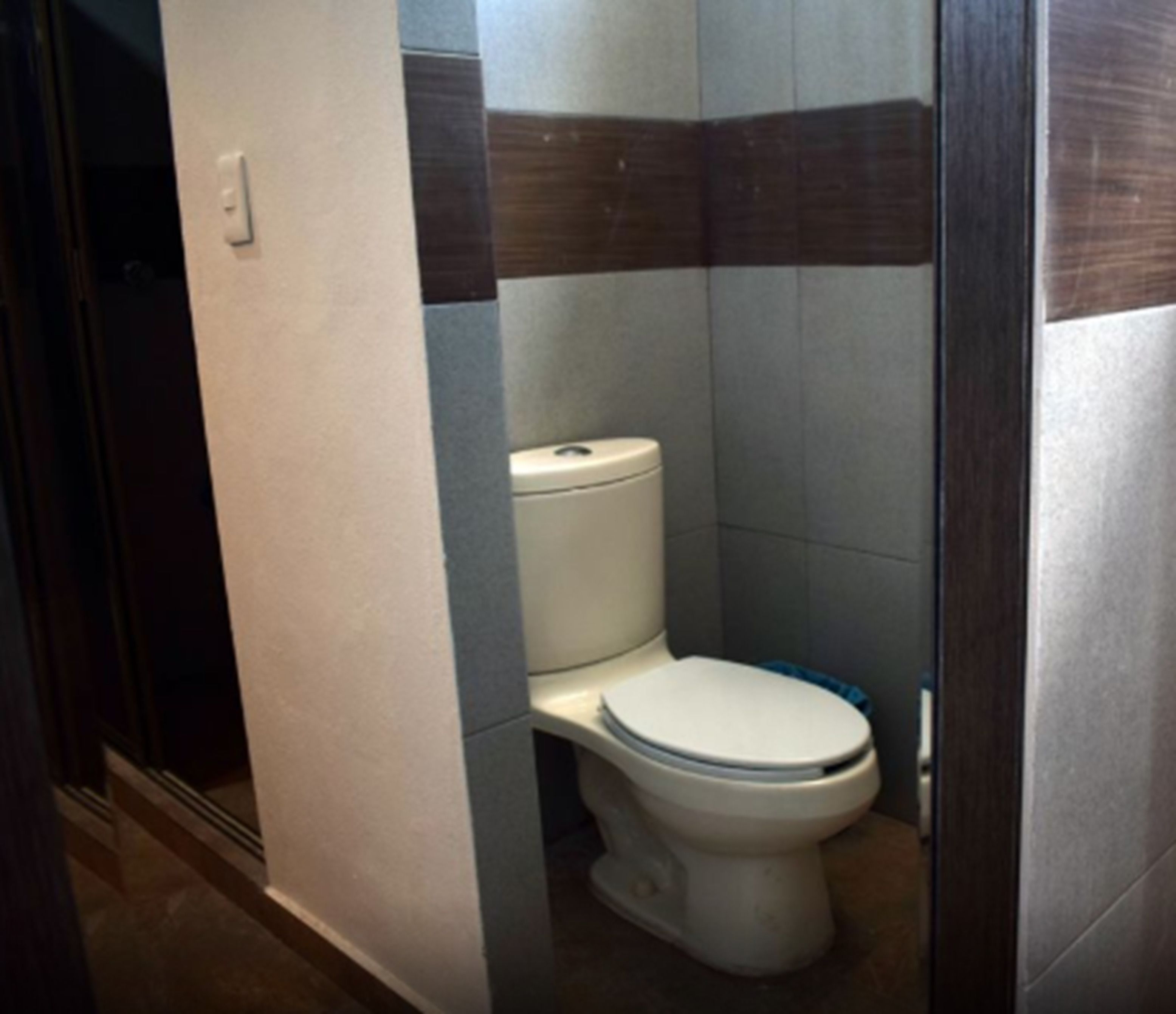 shower, rainfall showerhead, free toiletries, towels