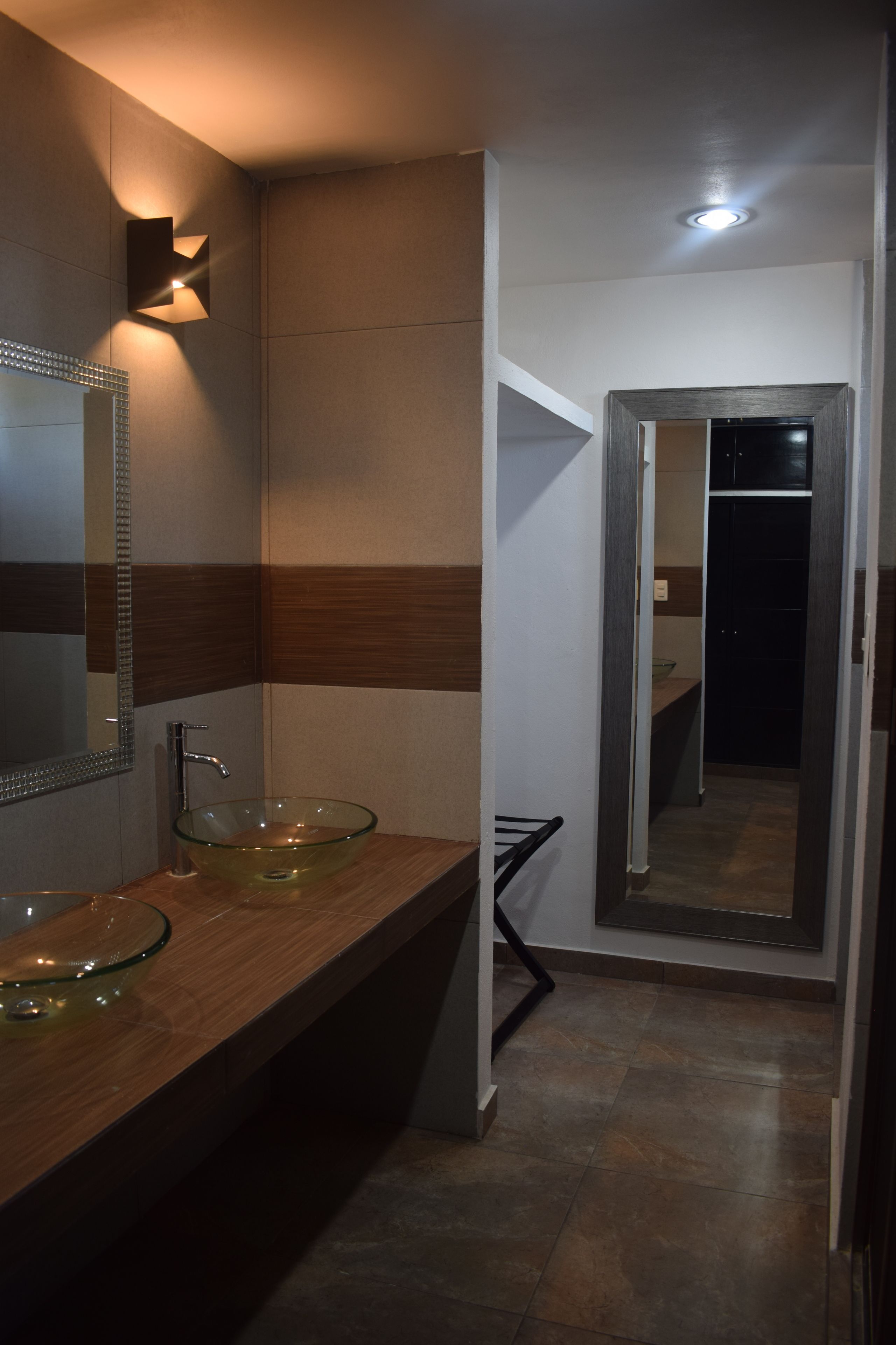 shower, rainfall showerhead, free toiletries, towels