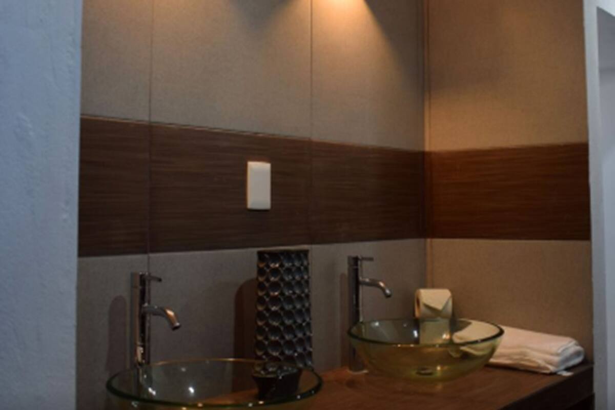 shower, rainfall showerhead, free toiletries, towels