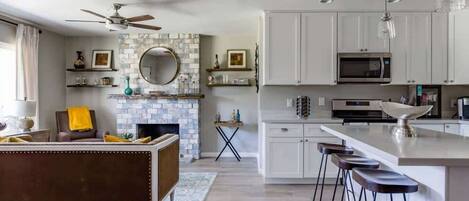 Een koelkast, een magnetron, een oven, een kookplaat