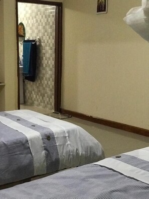 2 habitaciones, tabla de planchar con plancha, wifi y ropa de cama 