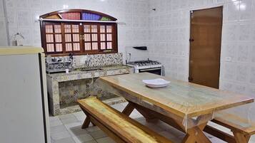 Kylskåp, mikrovågsugn, ugn och spishäll