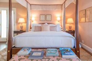 Egyptian cotton sheets, premium bedding, down comforters, pillowtop beds - Eleven Bahama House (Dunmore Town)