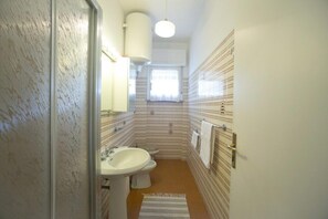 Dusche, Haartrockner, Bidet, Handtücher