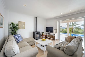 Smart-TV, Kamin, Stereoanlage