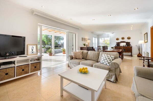 TV connectée, cheminée, chaîne hi-fi