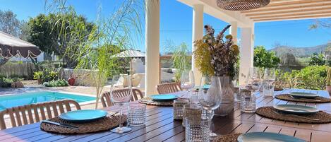 تناول الطعام بالخارج