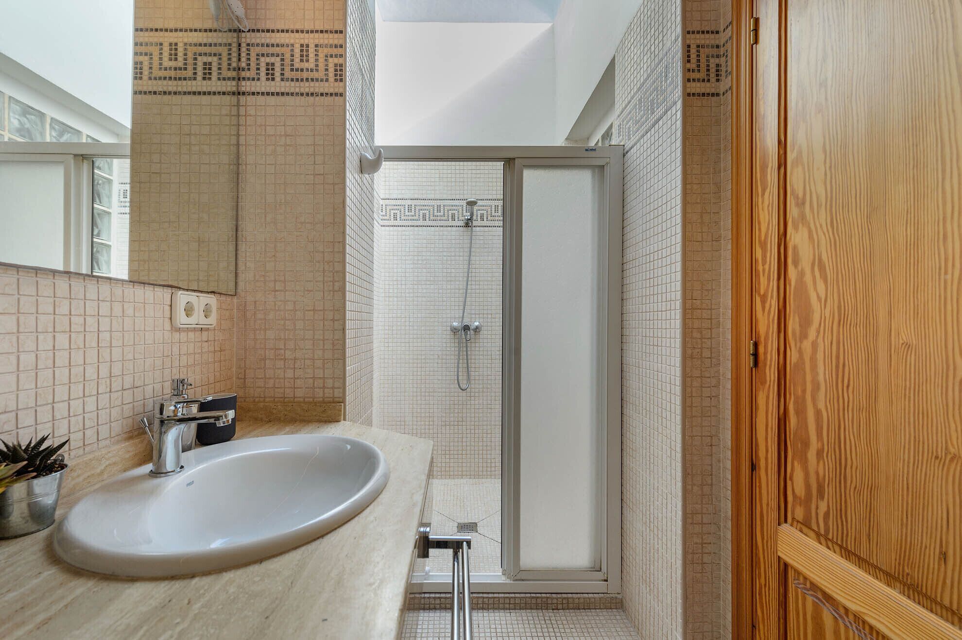 Duschwanne, Haartrockner, Bidet, Handtücher