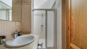 Duschwanne, Haartrockner, Bidet, Handtücher