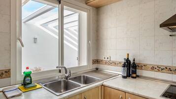 Een koelkast, een magnetron, een oven, een kookplaat