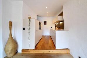 Een koelkast, een oven, een kookplaat, een vaatwasser