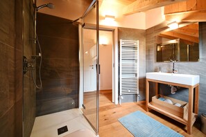 Bruser, hårtørrer, bidet, håndklæder