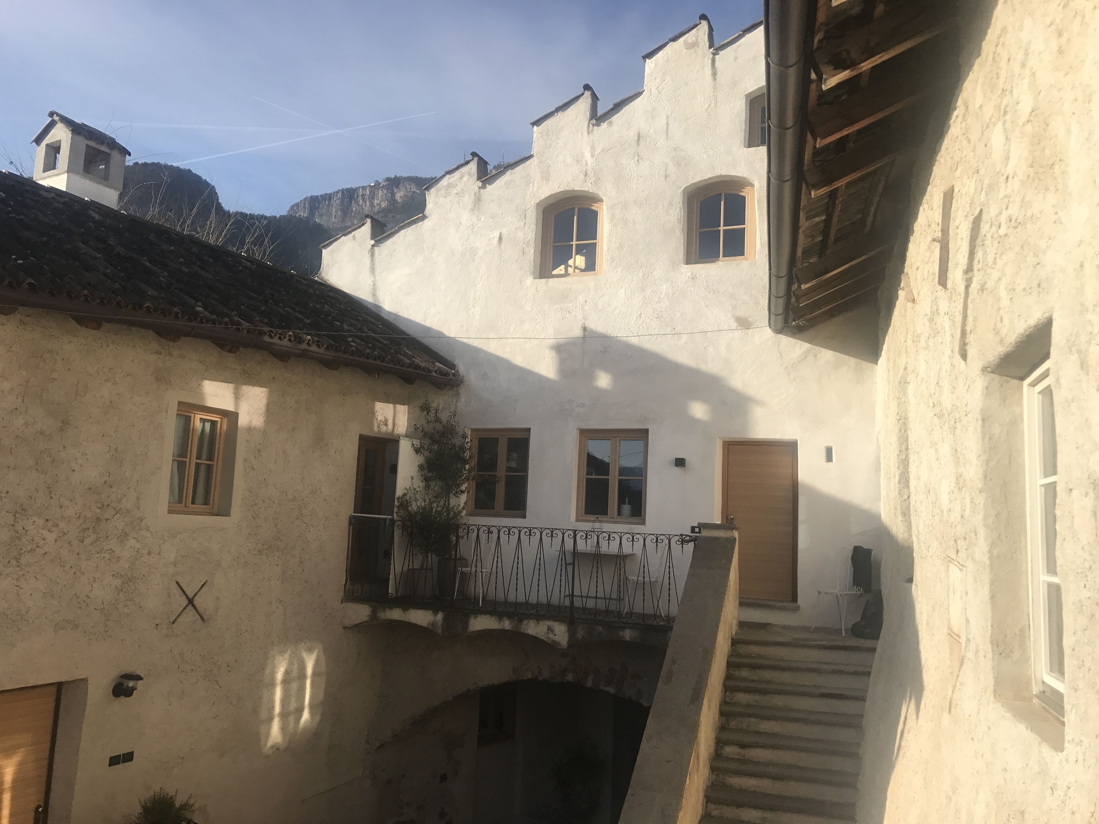 Un bâtiment traditionnel doté d’une cour intérieure, d’un escalier et d’un petit pont.