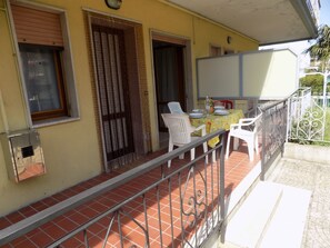 تناول الطعام بالخارج