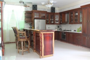 Refrigerador, microondas, horno y cafetera y tetera 