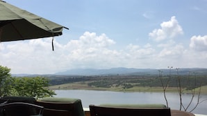 A patio with a view of a lake and distant mountains. - El Faro de Guanajuato (Guanajuato)