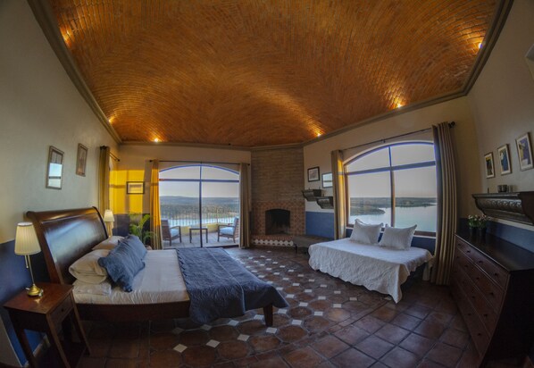 华丽套房, 浴缸, 湖景 | 加厚床垫、客房内保险箱、熨斗/熨板、免费 WiFi