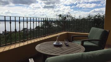 Colchones con pillow-top y caja de seguridad en la habitación