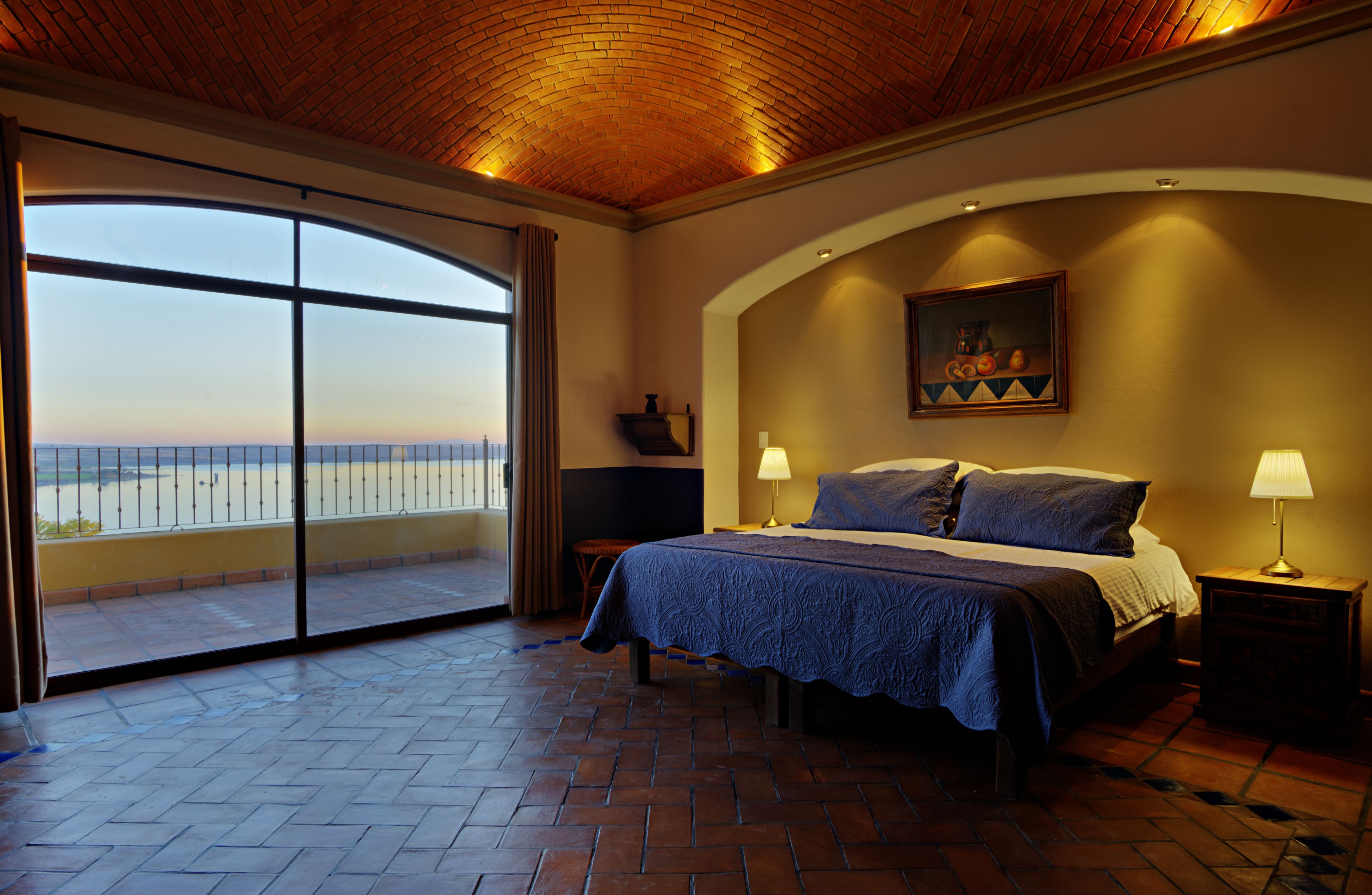 أسرّة بطبقة علوية مريحة وخزنة داخل الغرفة ومكواة/لوح كي وواي فاي مجانًا