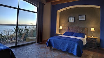 Colchones con pillow-top y caja de seguridad en la habitación