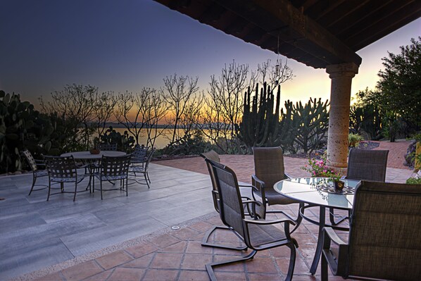 Habitación triple Confort, Terraza, vista al lago | Vista al jardín