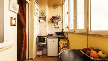 KĂŒhlschrank, Mikrowelle, Herdplatte, Wasserkocher mit Kaffee-/Teezubehör