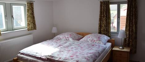 3 bedrooms, bed sheets