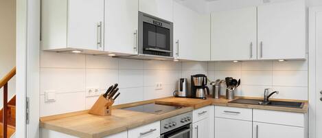 Een koelkast, een magnetron, een oven, een vaatwasser