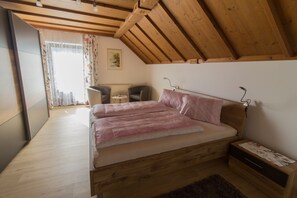 3 quartos, ferros/tábuas de passar roupa, Wi-Fi, roupa de cama