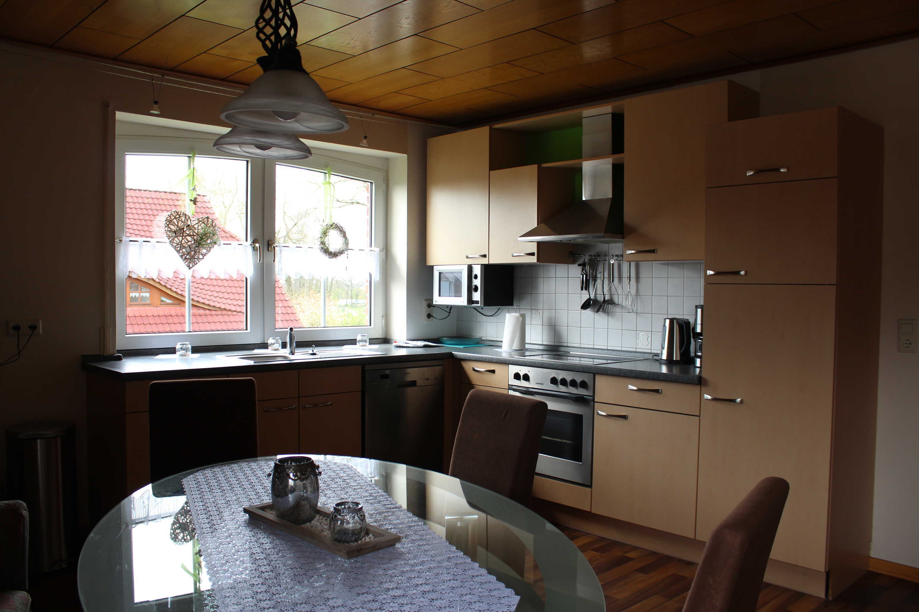 Een koelkast, een magnetron, een oven, een vaatwasser