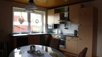 Een koelkast, een magnetron, een oven, een vaatwasser