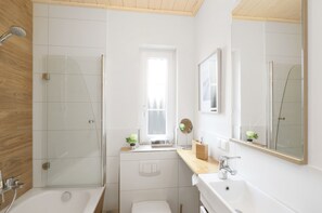 Duschwanne, Regendusche, Haartrockner, Handtücher